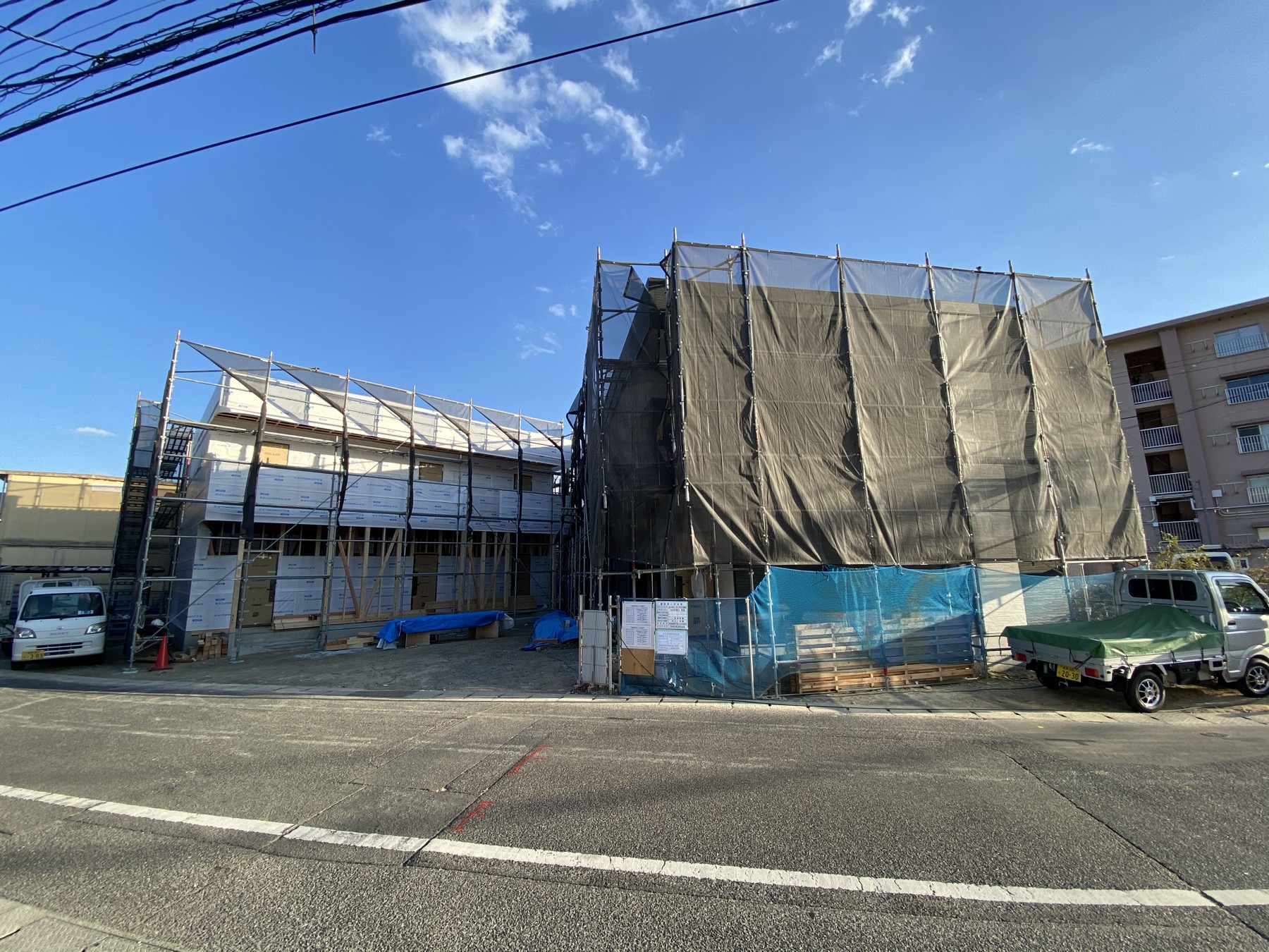 足場が組まれた建築中の建物