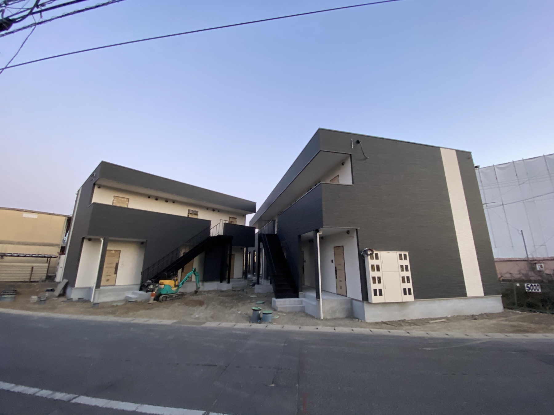 2棟の建物を別角度から見た外観